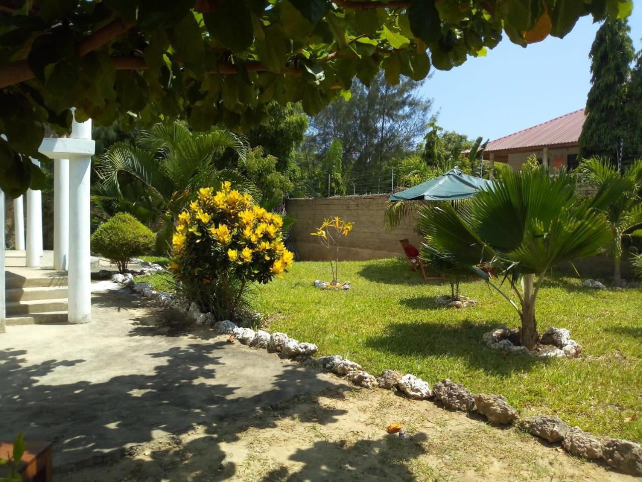 Sea Breeze Villas Kenya Diani Beach Esterno foto