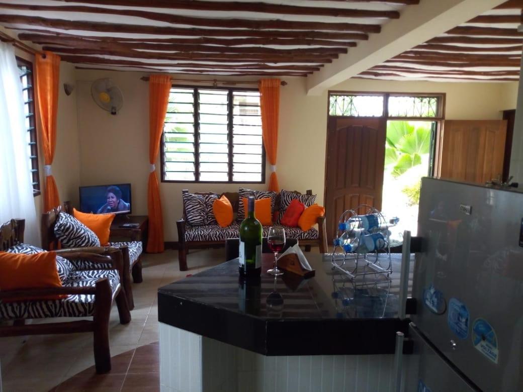 Sea Breeze Villas Kenya Diani Beach Esterno foto